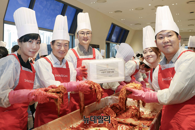 ▲ 신세계백화점 박주형 대표가 임직원들과 함께 '사랑의 김장 나눔' 행사에 포즈를 취하고 있다.