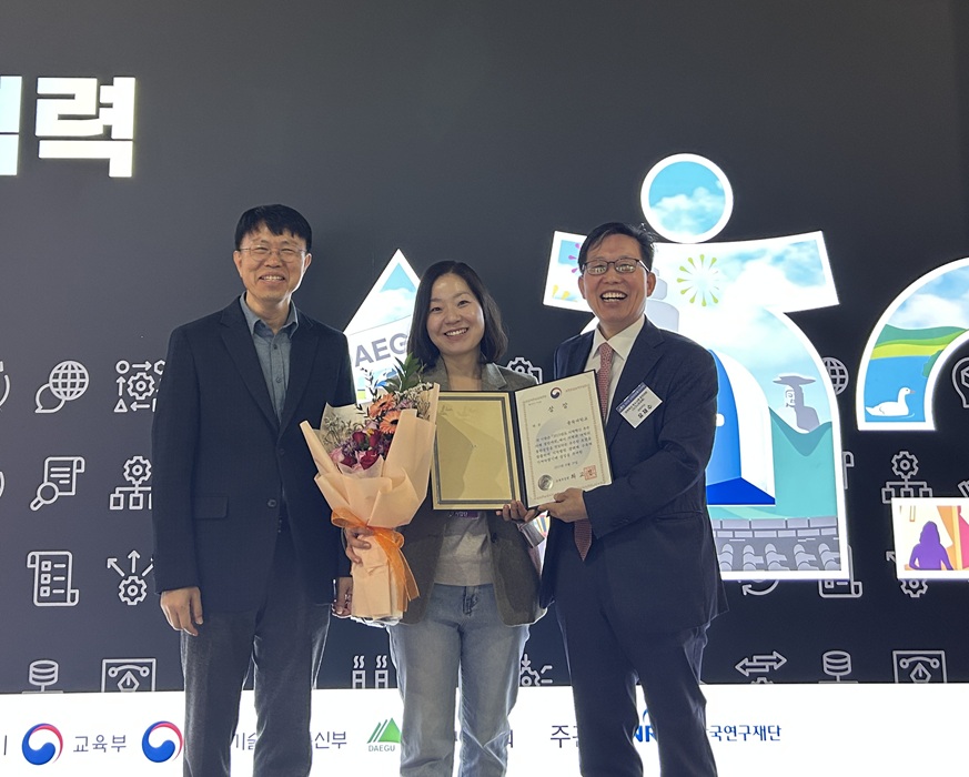 ▲ 유재수 충북대 RISE단장이 지난달 29일 대구엑스코에서 열린 2025 산학연협력 EXPO개막식에서 교육부장관상을 받은 뒤 기념사진을 찍고 있다.ⓒ충북대