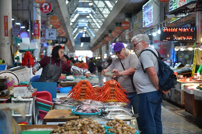 ▲ 속초시가 오는 19일부터 23일까지 5일간 속초관광수산시장에서 국내산 수산물을 구매하면 온누리상품권으로 환급해 주는 행사를 진행한다. ⓒ속초시
