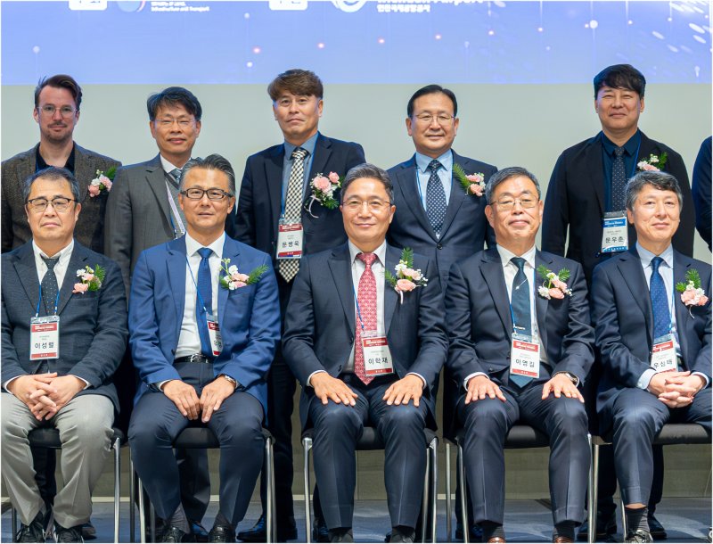 ▲ 이학재 인천국제공항공사 사장(앞줄 가운데)이 지난 14일 인천 그랜드하얏트 호텔에서 열린 '제34회 항행안전시설 국제 세미나'에서 참석자들과 기념촬영을 하고 있다. ⓒ 인천공항공사 제공