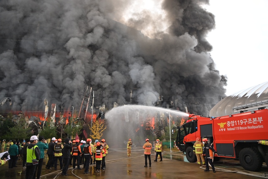 ▲ 15일 오전에 발생한 천안시 동남구 풍세면 이랜드패션 물류센터 화재 현장. 소방당국이 외부에서 방수 작업을 이어가고 있다. 내부 구조물 붕괴 우려로 진입이 불가능한 가운데 중장비를 이용한 해체·잔불 정리가 진행되고 있다. 의류·신발 등 1100만개 규모 적재물이 불쏘시개 역할을 하며 진화 작업이 장기화되고 있다. 화재는 4층에서 시작돼 건물 전체가 사실상 전소된 가운데 인명피해는 발생하지 않았다.ⓒ충남소방본부