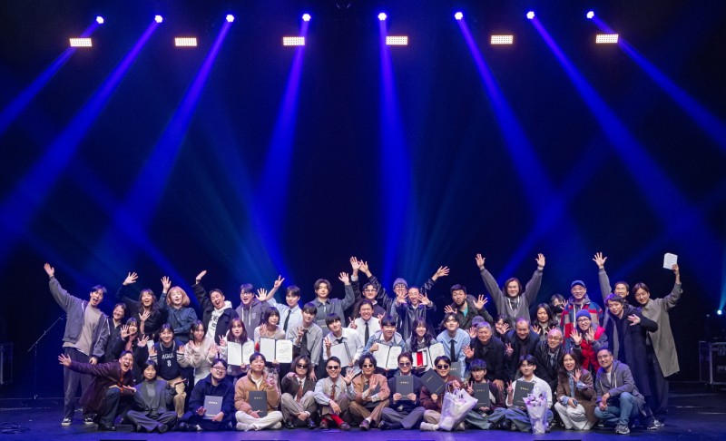 ▲ 지난 15일 서울관악아트홀에서 열린 '제36회 CJ와 함께하는 유재하 음악경연대회'에서 본선에 진출한 10팀과 관계자가 기념사진을 촬영하고 있다.ⓒCJ문화재단