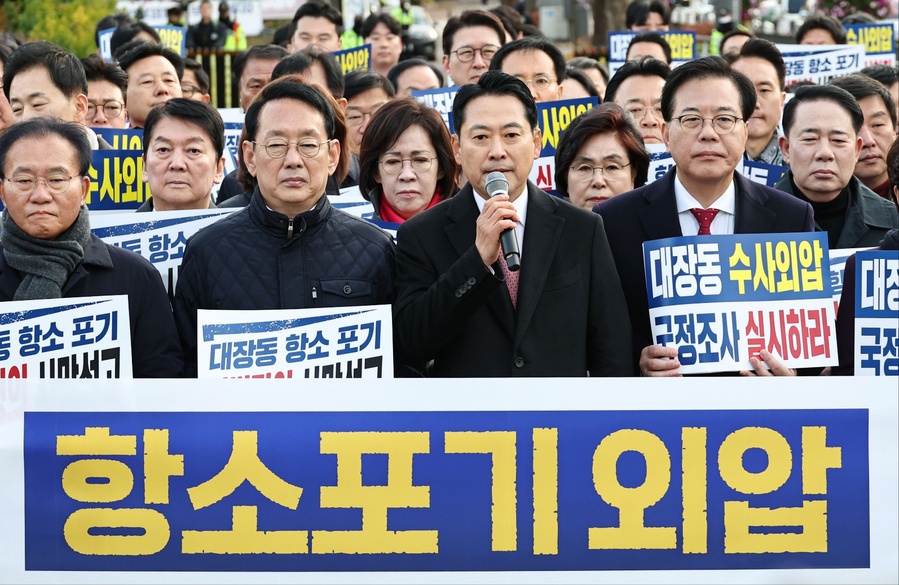 ▲ 장동혁 국민의힘 대표가 17일 서울 용산구 대통령실 앞에서 열린 '대장동 항소포기 외압 진상규명 국정조사 촉구 기자회견에서 발언'하고 있다. ⓒ연합뉴스