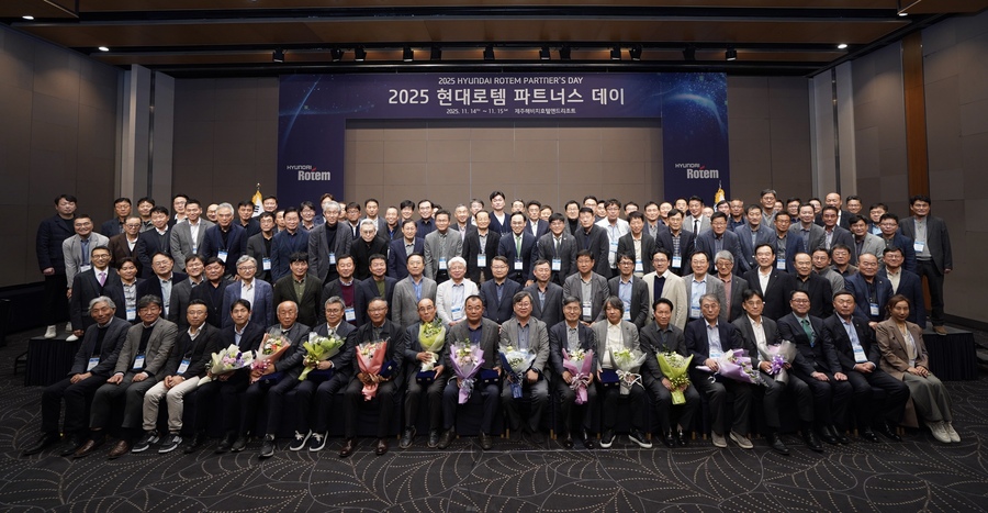 ▲ 이용배(셋째줄 왼쪽 열세번째) 대표이사 사장과 이정엽(아홉번째) 부사장, 김두홍(열번째) 재경본부장 등 현대로템 주요 임원들이 지난 14~15일 제주 서귀포시 해비치 호텔앤드리조트에서에서 진행된 ‘2025 현대로템 파트너스 데이’에서 협력업체 대표들과 기념촬영을 하고 있다. ⓒ현대로템