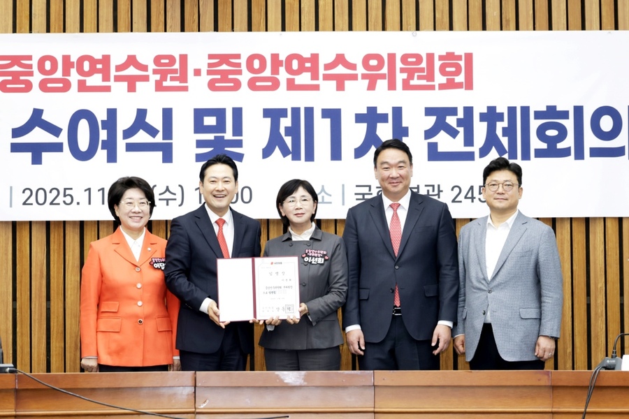 ▲ 이선희 경북도의회 기획경제위원장(청도)은 지난 11월 12일 국회 본관 회의실에서 개최된 국민의힘 중앙연수원·중앙연수위원회 임명장 수여식 및 제1차 전체회의에서 장동혁 국민의힘 대표로부터 ‘중앙연수위원회 부위원장’ 임명장을 수여받았다.ⓒ경북도의회