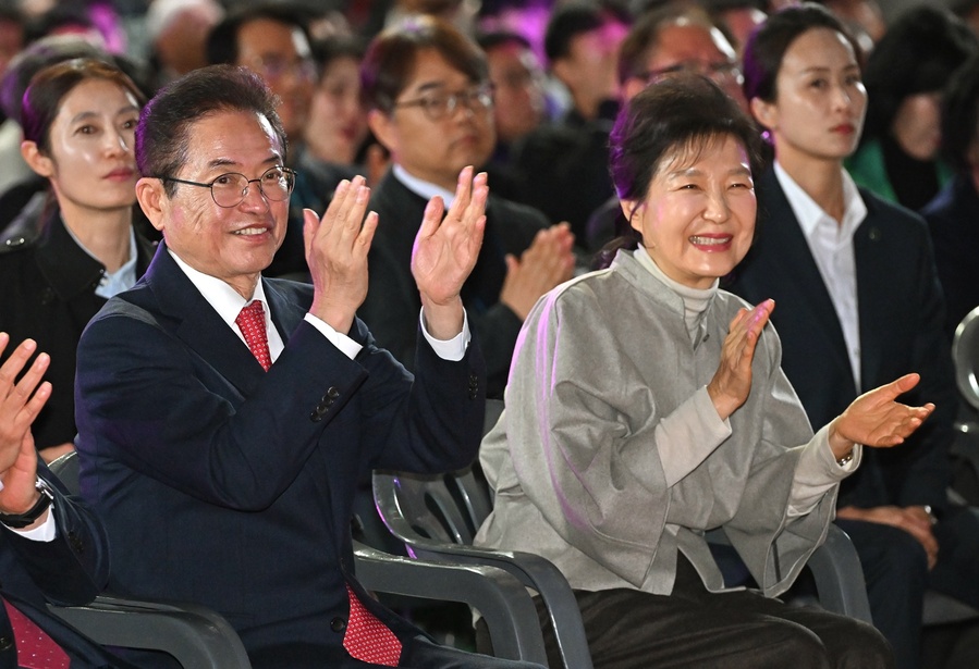 ▲ 경북도와 구미시, 박정희대통령생가보존회는 14일, 박정희 대통령 탄신 108돌을 맞아 박정희 대통령 생가에서 숭모제례를 올린 데 이어 구미복합스포츠센터에서 기념행사를 개최했다.ⓒ경북도