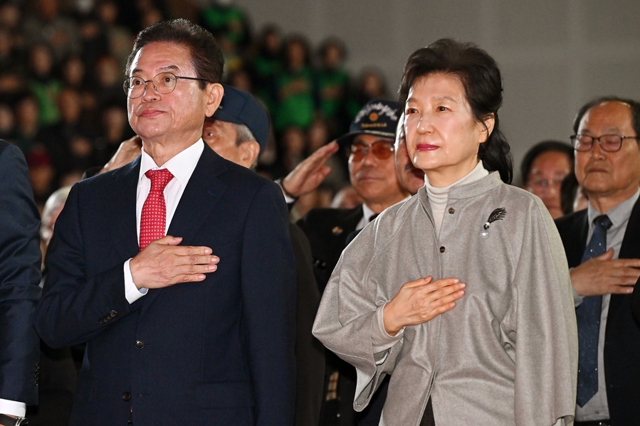 ▲ 이날 행사에는 이철우 도지사, 박근혜 전 대통령, 김장호 구미시장 등을 비롯해 2,000여 명의 시민과 관계자들이 참석해 박 대통령의 탄신을 함께 기렸다.ⓒ경북도