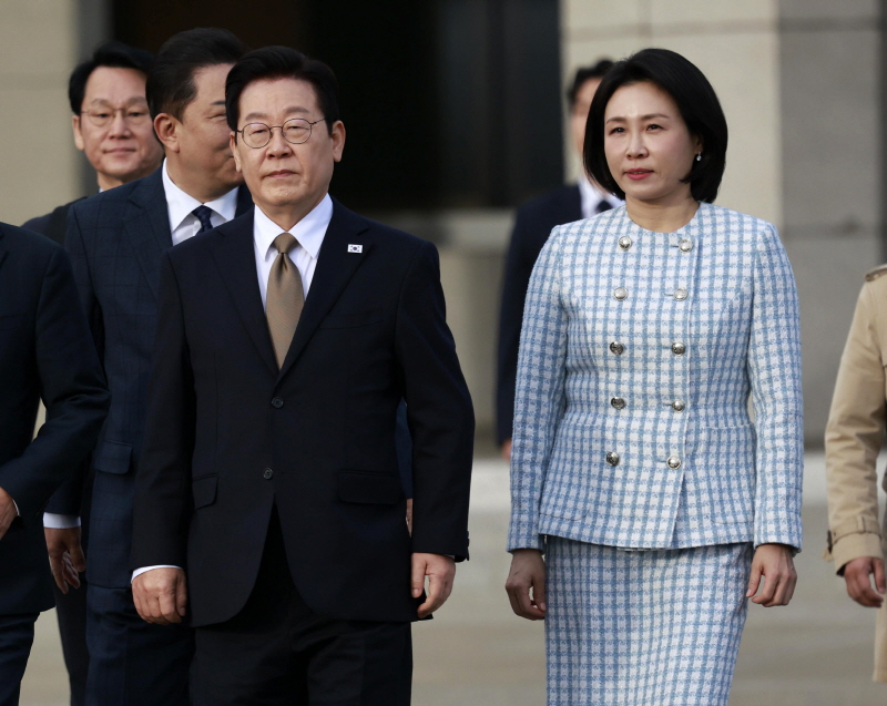 ▲ 남아공 G20 정상회의 참석 차 순방길에 오르는 이재명 대통령과 김혜경 여사가 17일 경기 성남 서울공항에서 공군 1호기로 향하고 있다. 이 대통령은 17~19일 아랍에미리트(UAE) 국빈 방문, 19~21일 이집트 공식 방문, 21~23일 남아공 G20 정상회의 참석, 24~25일 튀르키예 국빈 방문 일정을 이어간다. ⓒ뉴시스