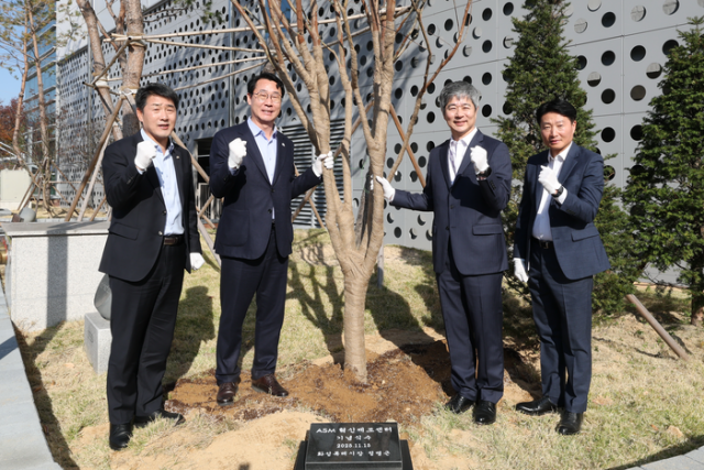 ▲ ASM코리아 신사옥 ‘혁신제조센터’준공기념 식수ⓒ화성시 제공