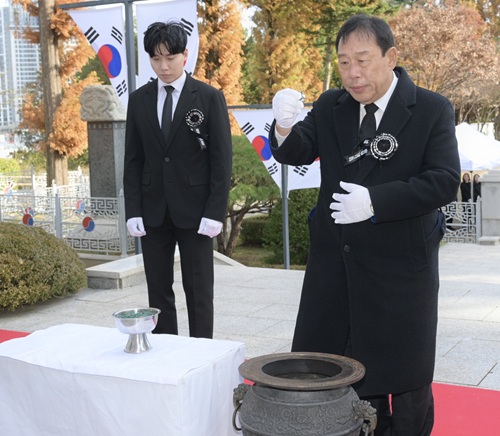 ▲ 최민호 세종시장이 17일 조치원 충령탑에서 제86회 순국선열의 날을 맞아 순국선열과 호국영령에 대해 헌화하고 있다.ⓒ세종시