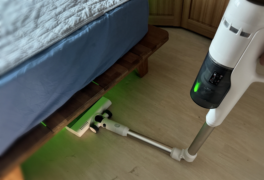 ▲ 실제로 90도를 굽혀 침대 밑을 청소할 수 있었다. ⓒ김재홍 기자