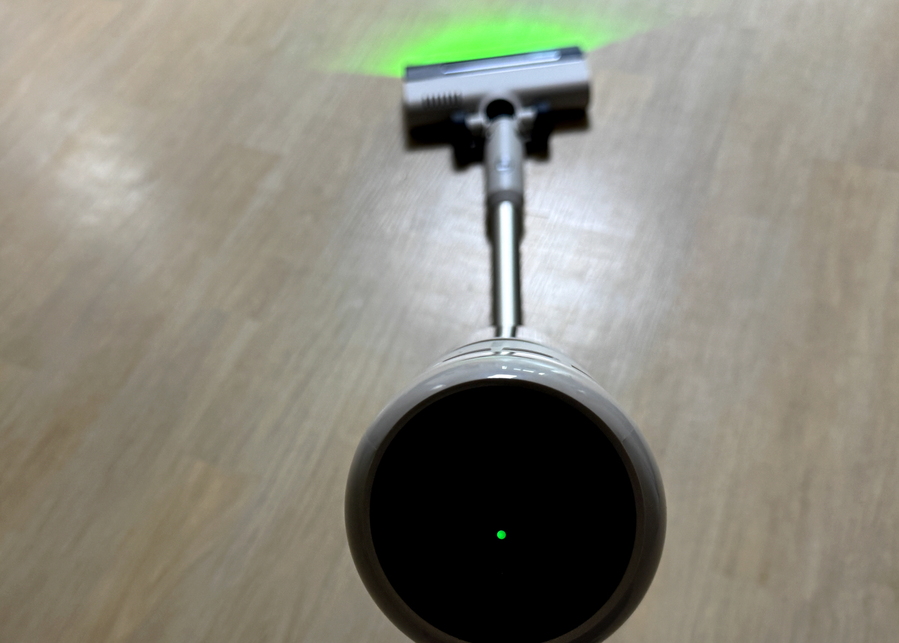 ▲ 청소를 하는 모습. 그린라이트가 나오는 것도 볼 수 있다. ⓒ김재홍 기자