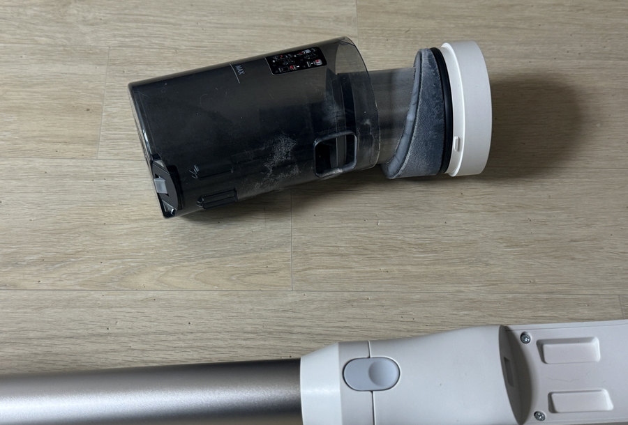 ▲ 자동 집진이 아니라 이렇게 탈착한 후 먼지를 버려야 한다. ⓒ김재홍 기자