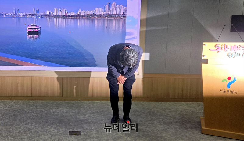 ▲ 17일 주식회사 한강버스 김석진 대표가 사고 브리핑에 앞서 고개 숙여 사과하고 있다. ⓒ김승환 기자