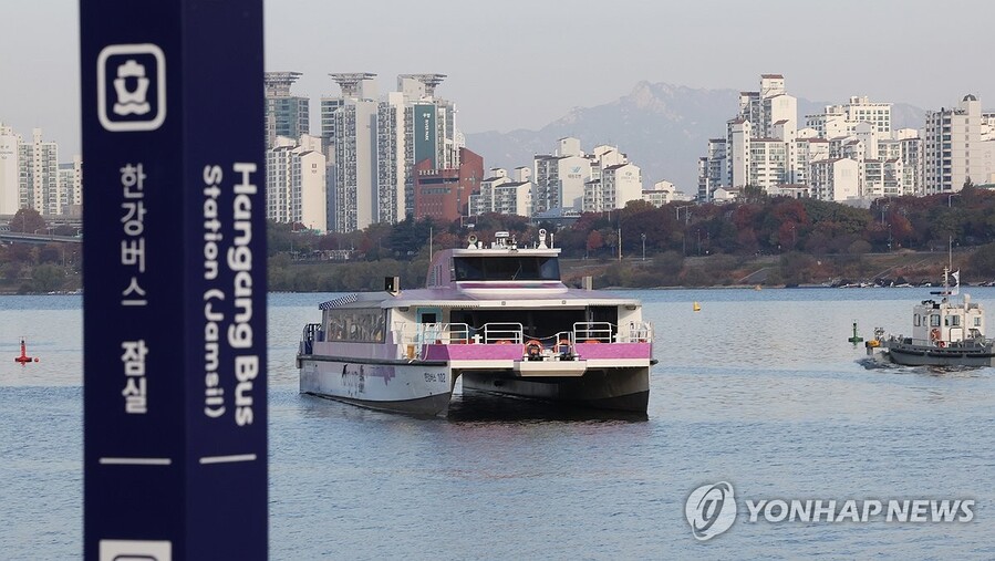 ▲ 서울 송파구 잠실선착장 부근에 한강버스가 등대 사이에 멈춰 있다. ⓒ연합뉴스