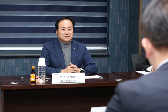 ▲ 이데미츠코산 제2연구센터 확장 추진과 관련, 사전 점검을 위해 방문한 이권재 시장ⓒ오산시 제공