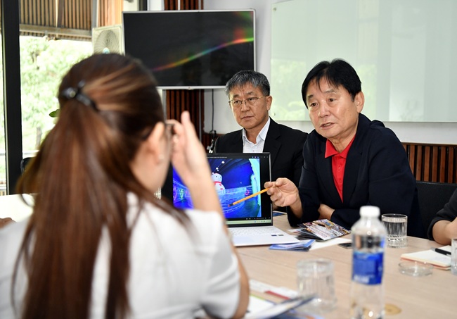 ▲ 최문순 화천군수가 지난 9일부터 14일까지 베트남과 홍콩, 타이완 현지 여행사를 방문해 축제 상품을 설명하고 있다. ⓒ화천군