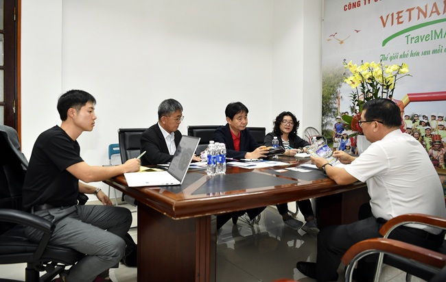 ▲ 최문순 화천군수가 지난 9일부터 14일까지 베트남과 홍콩, 타이완 현지 여행사를 방문해 축제 상품을 설명하고 있다. ⓒ화천군