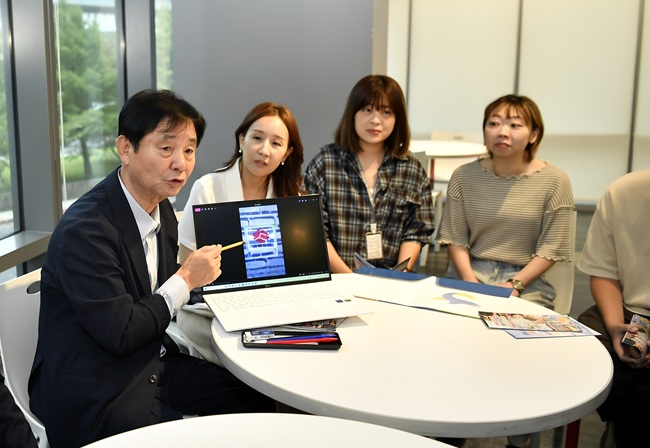 ▲ 최문순 화천군수가 지난 9일부터 14일까지 베트남과 홍콩, 타이완 현지 여행사를 방문해 축제 상품을 설명하고 있다. ⓒ화천군