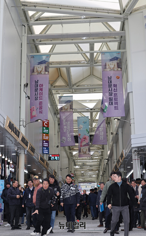 ▲ 오세훈 서울시장이 17일 오전 서울 중구 남대문시장 아케이드 조성 준공식 행사 직후 관계자들과 시장을 둘러보고 있다. ⓒ정상윤 기자