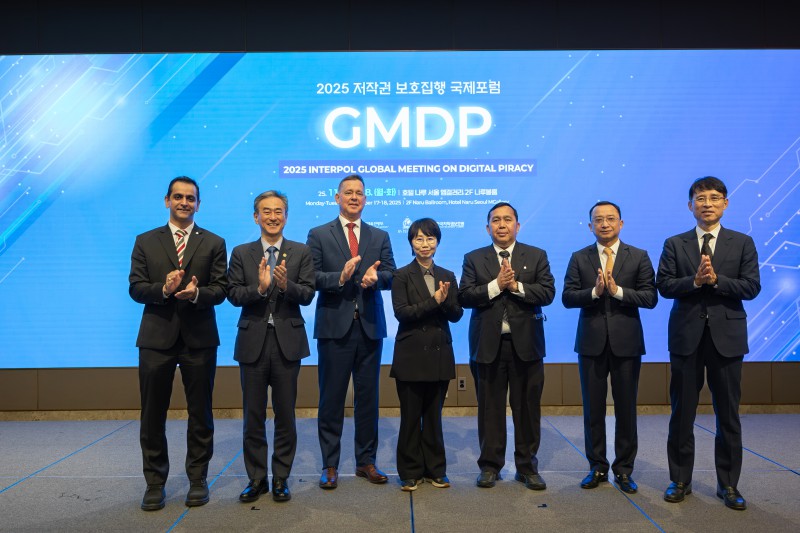 ▲ 문화체육관광부와 한국저작권보호원, 국제형사경찰기구를 비롯해 해외 17개국 법집행기관과 해외 콘텐츠 저작권 단체 관계자 등이 17일 호텔 나루 서울 엠갤러리에서 열린 '2025 저작권 보호 집행 국제포럼'에 참석해 전 세계 콘텐츠 온라인 저작권 침해 대응 방안을 모색하고 있다(가운데 문체부 정향미 저작권국장).ⓒ문체부