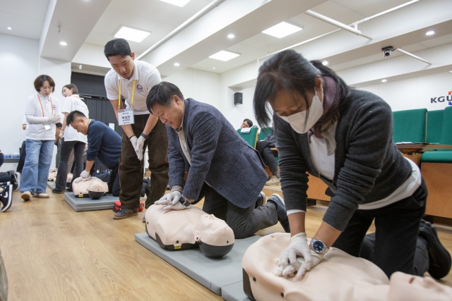 ▲ 경기대 교무위원들이 심폐소생술(CPR) 교육을 받고 있다. ⓒ경기대 제공