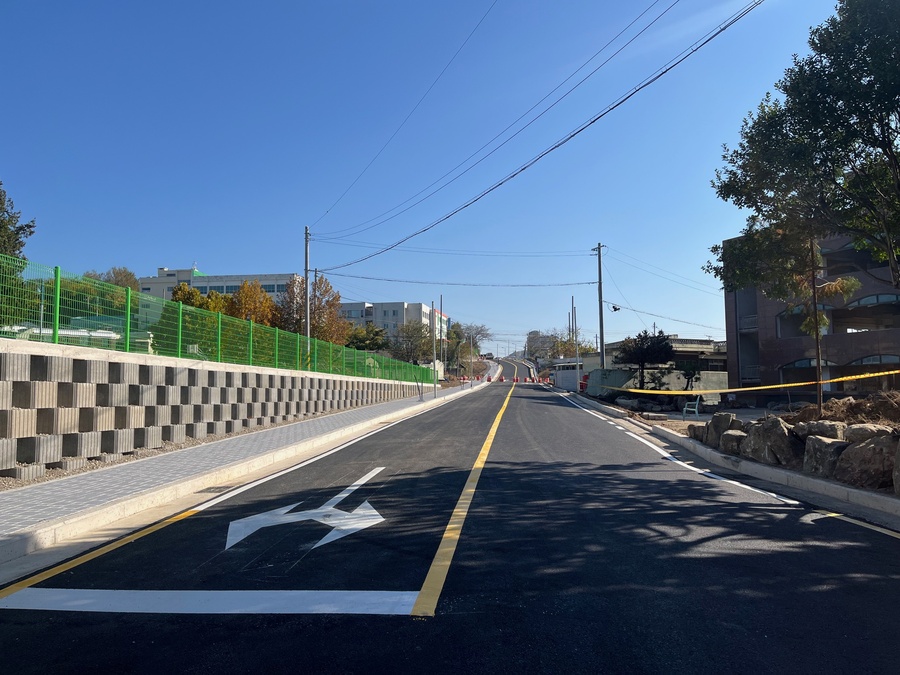 ▲ 사천시는 “사천읍 행정복지센터(구.사천청사)~ 구.동성초교 간 도시계획도로(소로1-9호선) 개설공사”가 완료됨에 따라 지역 주민의 교통 및 보행 편의를 크게 개선했다. ⓒ사천시