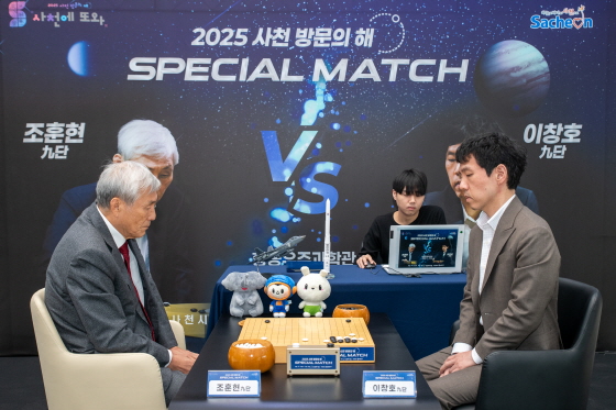 ▲ '전설' 이창호 9단이 사천 스페셜 매치에서 '스승' 조훈현 9단에 승리를 거뒀다.ⓒ한국기원 제공