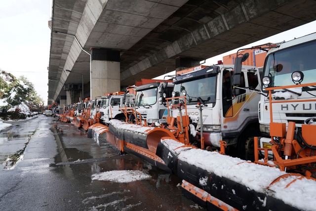 ▲ 지난해 겨울 성남시 수정구 수질복원센터 하적장에 대기 중인 제설 차량들. ⓒ성남시 제공