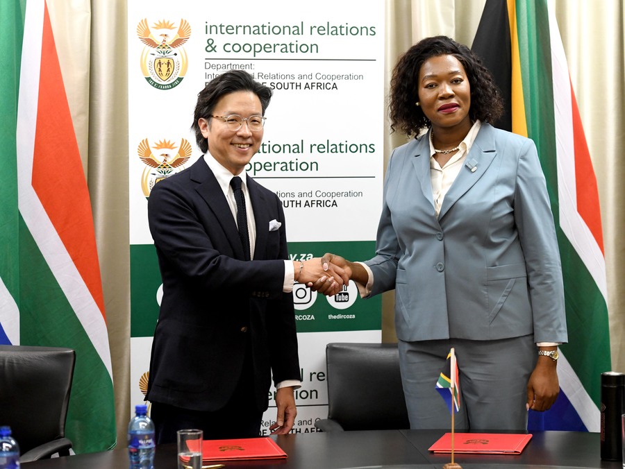 ▲ 지난 9월 5일 남아프리카공화국 프리토리아 소재 남아공 외교부 청사에서 현대차 GPO 김일범 부사장(사진 왼쪽), 안나 탄디 모라카(Anna Thandi Moraka) 남아공 외교부 차관(사진 오른쪽)이 2025년 G20 요하네스버그 정상회의 공식 차량 지원에 관한 업무협약을 체결한 직후 기념 촬영을 하고 있다.ⓒ현대차