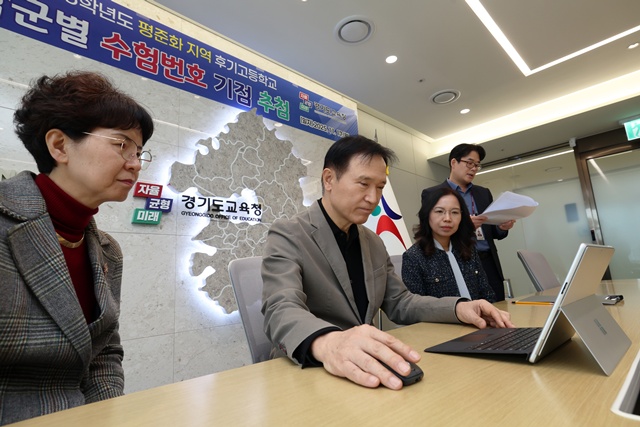▲ 임태희 경기도교육감이 17일 도교육청에서 평준화 학군 후기 일반고 학군별 수험번호 기점을 직접 추첨하고 있다. ⓒ경기도교육청 제공