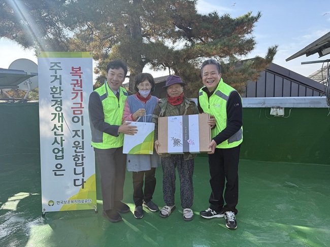 ▲ 신현석 사업이사(오른쪽 첫 번째)와 참전유공자 윤OO 씨(오른쪽 두 번째), 배우자 등이 방문 기념 사진을 촬영하고 있다. ⓒ한국보훈복지의료공단