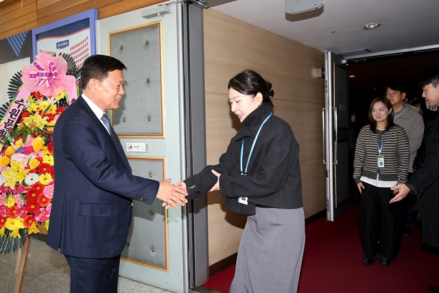 ▲ 이영인 제4대 신임 수원도시공사 사장이 17일 오전 한누리아트홀에서 열린 취임식에서 공사 임직원들과 인사를 나누고 있다. ⓒ수원도시공사 제공