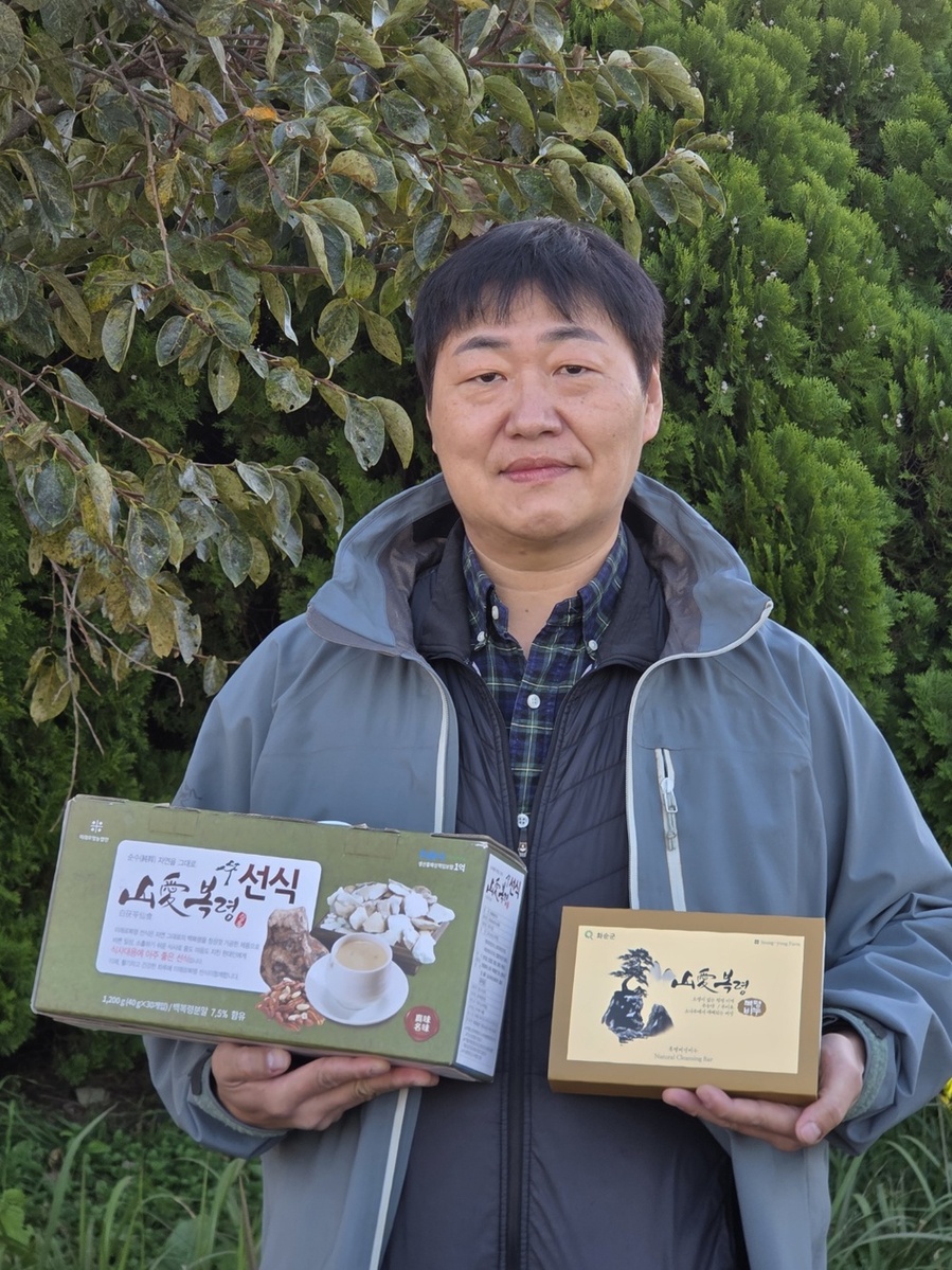 ▲ 전라남도는 2025년 11월 ‘이달의 임업인’으로 화순 동복면에서 12년간 복령버섯을 재배한 최필승(48) 농업회사법인 미래로 대표를 선정했다.ⓒ전라남도 제공
