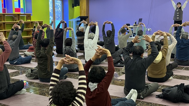 ▲ 산림휴양 프로그램에 참여중인 진폐피해자 어르신들. ⓒ강원랜드