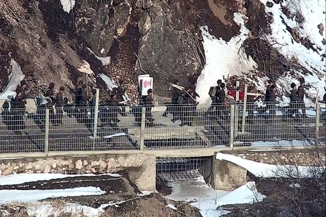 ▲ 합동참모본부가 지난 3월 27일 북한군의 동향 자료를 공개했다. 서부전선 GP 일대 작업도구, '봉쇄'간판 휴대하 이동 모습. ⓒ합동참모본부 제공