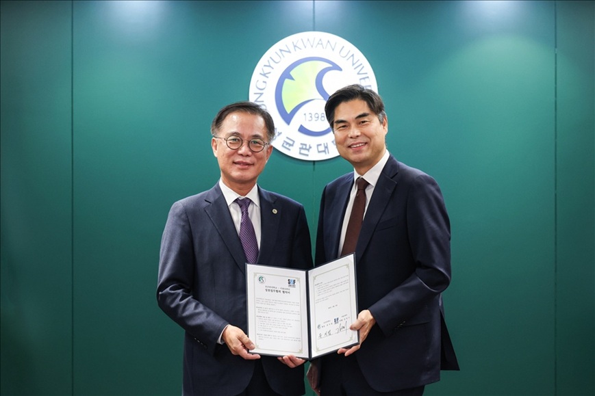 ▲ 유지범 성균관대 총장(왼쪽)과 김만기 서울AI재단 이사장이 업무협약 체결 후 협약서를 들고 기념촬영을 하고 있다.ⓒ성균관대