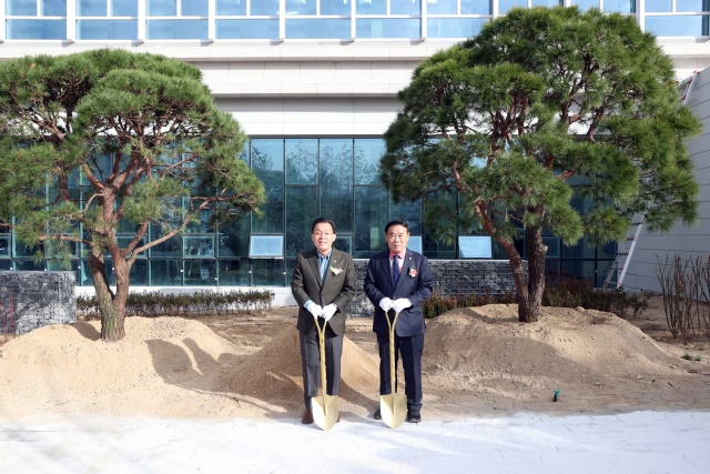 ▲ 이재식 수원시의회 의장(오른쪽)과 이재준 수원시장이 수원시의회 신청사 개청 기념식수 행사 후 기념촬영을 하고 있다. ⓒ수원시의회 제공