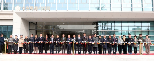 ▲ 수원시의회 의원과 내빈들이 신청사 개청 기념 테잎을 자르고 있다. ⓒ수원시의회 제공