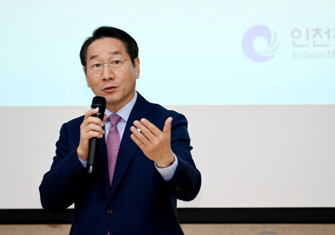 ▲ 유정복 인천시장이 지난 8일 남동구노인복지관 대강당에서 열린 ‘시민 중심 복지 실현’ 시정공유회에 참석해 올해 시정계획을 설명하고 있다.ⓒ인천시 제공