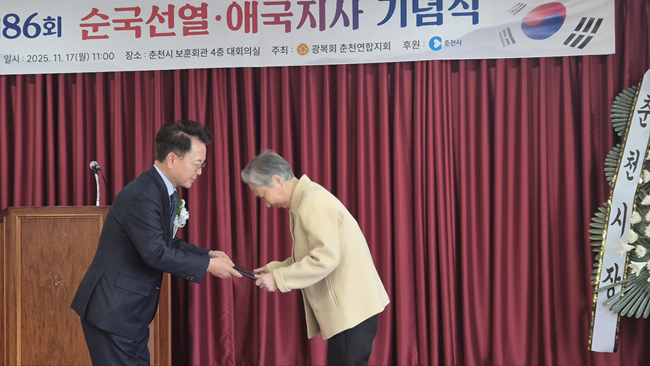 ▲ 고(故) 심승문(애족장)지사 유족에게 육동한 춘천시장이 정부포상을 전수했다. ⓒ강원서부보훈지청