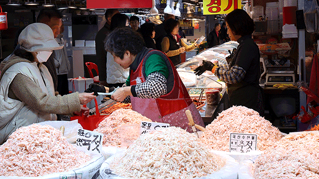 ▲ 인천지역 한 도심 전통시장에서 지역주민들이 새우젓 등 수산물을 구매하고 있다. ⓒ인천시 제공
