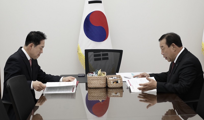 ▲ 최민호 세종시장(오른쪽)이 17일 국회를 방문해 장동혁 국민의힘 대표를 만나 행정수도 특별법 연내 제정과 교부세 제도 개선을 요구하고 있다.ⓒ세종시