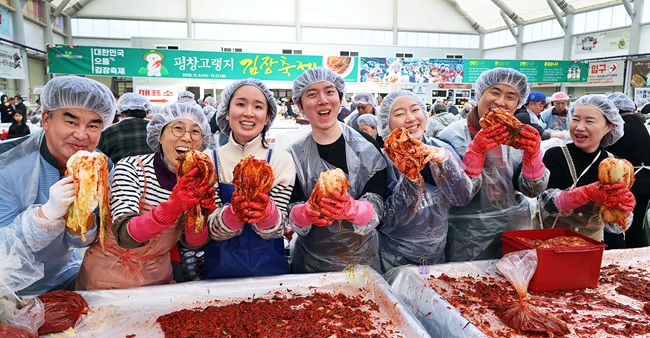 ▲ 축제 마지막날인 17일  강원도 평창군 진부면민체육공원에서  열리고 있는 평창고랭지김장축제를 찾은 방문객들이 즐거운 표정으로 김장을 담그고 있다. 평창고랭지김장 축제위원회에 따르면 올해로 8회째를 맞는 이번  축제는 6만명의 방문객과 총 30억 원의 매출을 올림으로써  지역경제 활성화에 큰 몫을 담당했다. ⓒ평창군