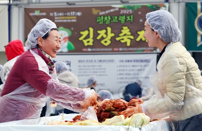 ▲ 축제 마지막날인 17일  강원도 평창군 진부면민체육공원에서  열리고 있는 평창고랭지김장축제를 찾은 모녀가 즐겁게 김장을 담그고 있다. 평창고랭지김장 축제위원회에 따르면 올해로 8회째를 맞는 이번  축제는 6만명의 방문객과 총 30억 원의 매출을 올림으로써  지역경제 활성화에 큰 몫을 담당했다. ⓒ평창군