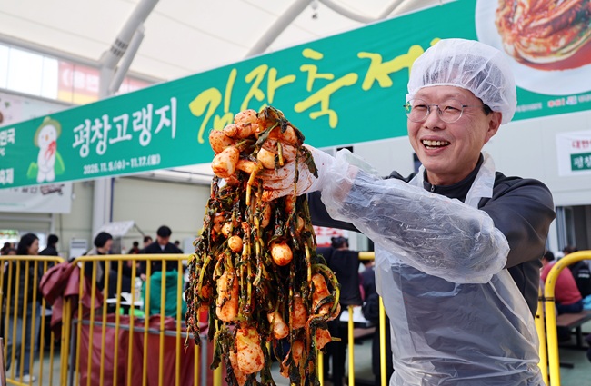 ▲ 축제 마지막날인 17일  강원도 평창군 진부면민체육공원에서  열리고 있는 평창고랭지김장축제를 찾은 방문객이 직접 담근 알타리 김치를 들어 보이고 있다. 평창고랭지김장 축제위원회에 따르면 올해로 8회째를 맞는 이번  축제는 6만명의 방문객과 총 30억 원의 매출을 올림으로써  지역경제 활성화에 큰 몫을 담당했다. ⓒ평창군