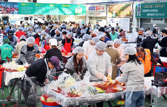 ▲ 17일 평창고랭지김장축제가 열리고 있는 강원도 평창군 진부면민체육공원 체험장에 축제 마지막 날임에도 불구하고 많은 방문객들이 몰려 김장을 담그고 있다. 평창고랭지김장 축제위원회에 따르면 올해로 8회째를 맞는 이번  축제는 6만명의 방문객과 총 30억 원의 매출을 올림으로써  지역경제 활성화에 큰 몫을 담당했다. ⓒ평창군
