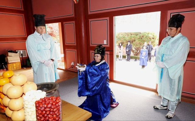 ▲ 제86회 순국선열의 날을 맞아 제례를 올리는 김보라 시장ⓒ안성시 제공