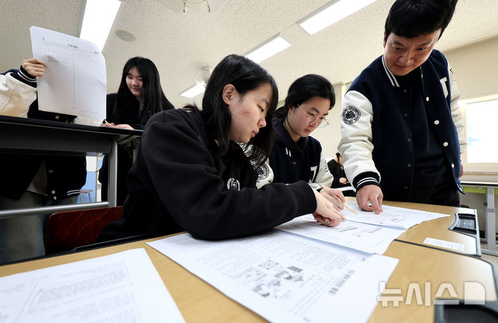 ▲ 14일 대구 수성구 정화여자고등학교 3학년 교실에서 수험생들이 전날 치른 2026학년도 대학수학능력시험 가채점을 하고 있다. ⓒ뉴시스
