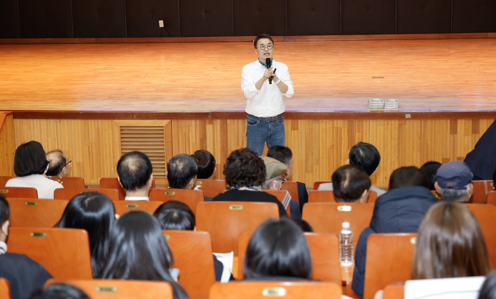 ▲ 최태성 강사가 17일 광주광역시교육청교육연수원 대강당에서 열린 ‘광복 80주년, 제86회 순국선열의 날 기념식’에서 순국 선열에 관한 역사 특강을 진행하고 있다.ⓒ광주광역시교육청 제공